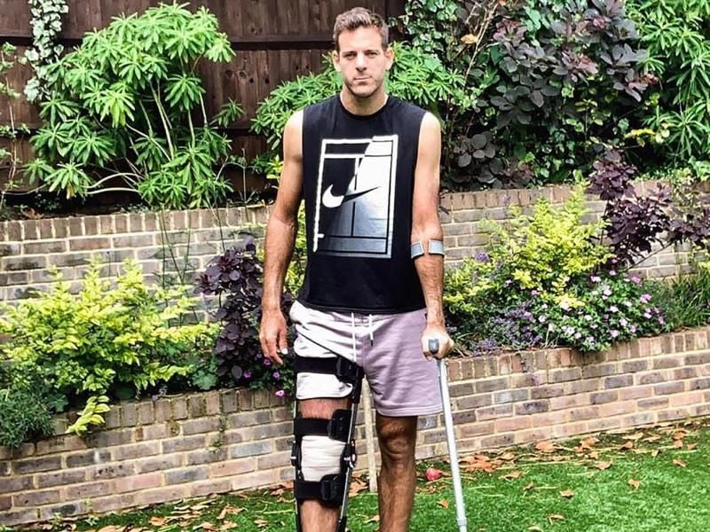 Fällt länger aus: Juan Martin del Potro stützt sich auf eine Gehhilfe. Sein Knie ist bandagiert. Foto: -/telam