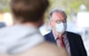 Sachsen-Anhalts Ministerpräsident Reiner Haseloff (CDU) trägt bei einem Besuch des Universitätsklinikums in Magdeburg einen Mundschutz.