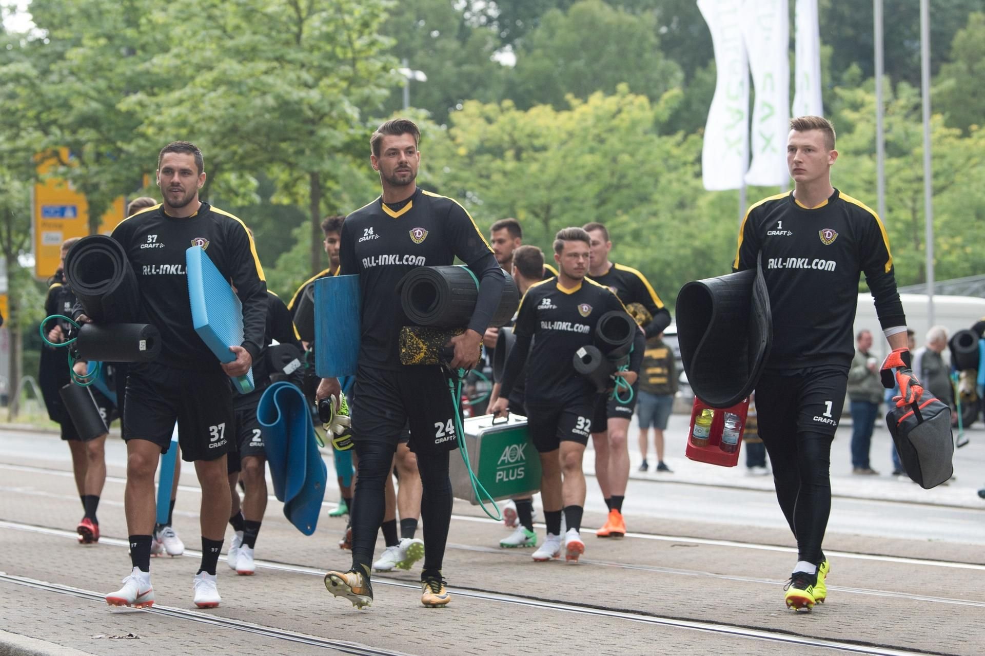 Die Profis von Dynamo Dresden auf dem Weg zur ersten Trainingseinheit.