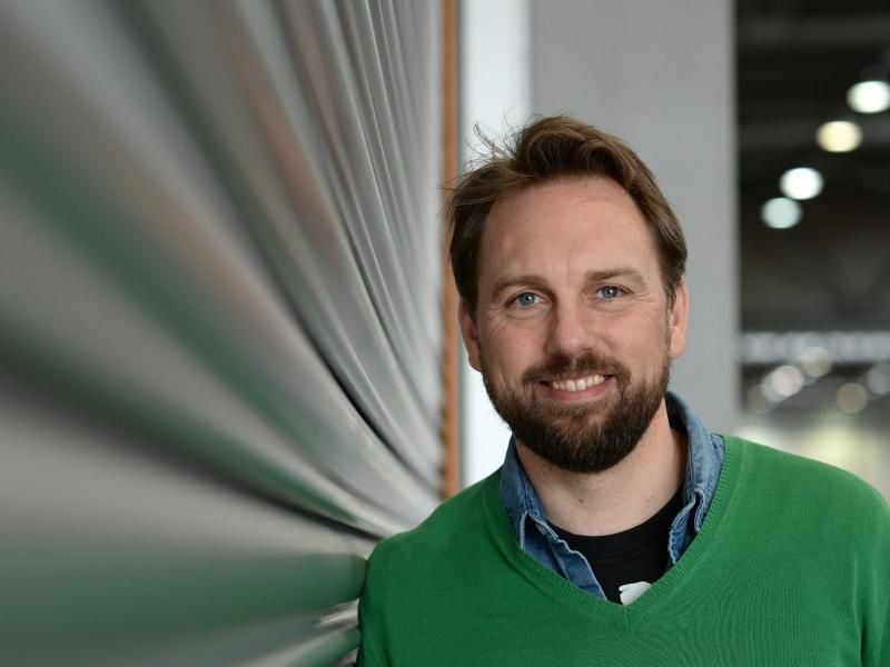 Der Moderator Steven Gätjen fragt, was an guter Unterhaltung schlecht sein soll. Foto: Jens Kalaene