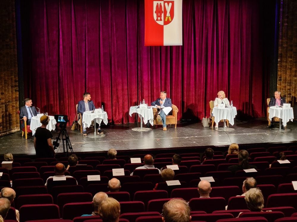 Die vier Landratskandidaten Thomas Balcerowski (l.), Maik Berger (2.v.l.), Annette Ivkin (2.v.r.) und Dieter Kühn (r.) stellen sich beim Wahlforum im Theater Halberstadt im Gespräch mit Moderator Tom Koch (M.) vor.