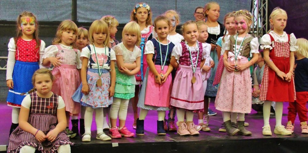 Vor allem die Mädchen hatten sich für das Kinder-Oktoberfest eine Tracht angezogen.