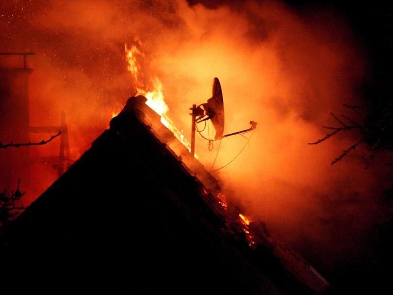 Wenn ein Feuer ausbricht, geht der Hausrat verloren. Mit einer Hausratversicherung können zumindest die finanziellen Folgen abgefedert werden. Foto: Fabian Weisser