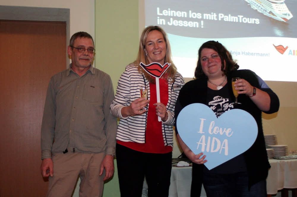 Beim Info-Abend (von rechts): Palm-Tours-Chefin Nadine Faßmann, Anja Habermann von der AIDA-Crew und Heiko Uthmann.