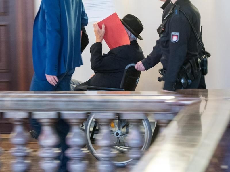 Ein 93 Jahre alter ehemaliger Wachmann im KZ Stutthof wird im Landgericht in den Saal geschoben. Foto: Daniel Bockwoldt/dpa/Archivbild