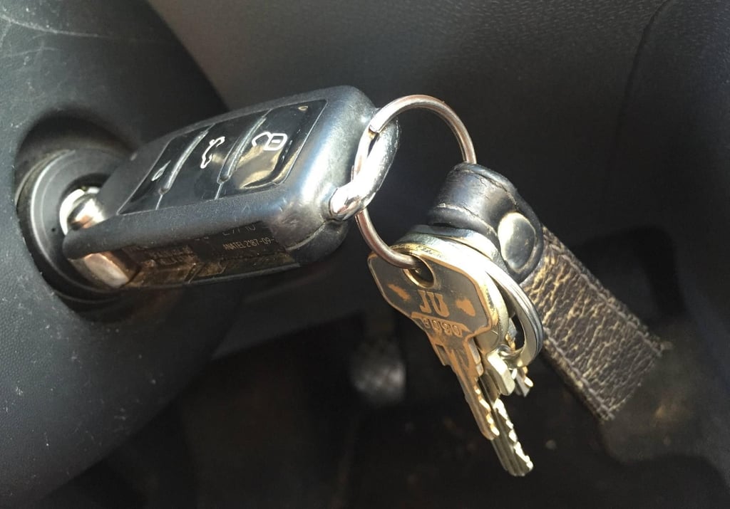 In Leipzig hat ein Unbekannter versucht, einer Frau das Auto zu stehlen. Sie konnte den Mann jedoch abwehren. (Symbolbild)