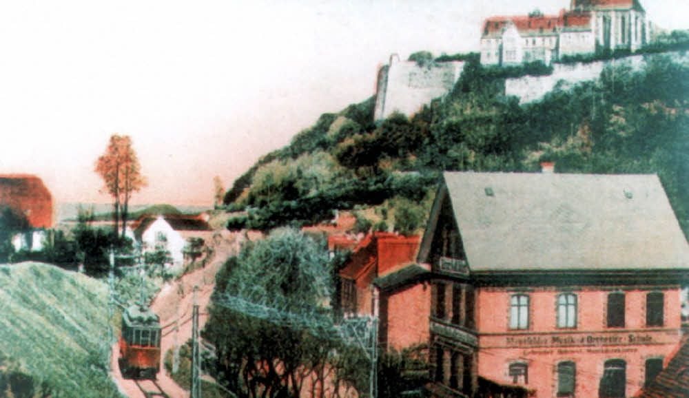 Eines der wenigen Bilddokumente, wenn nicht sogar das einzige, das die elektrische Kleinbahn in Mansfeld am Fuße des Schlossberges zeigt.