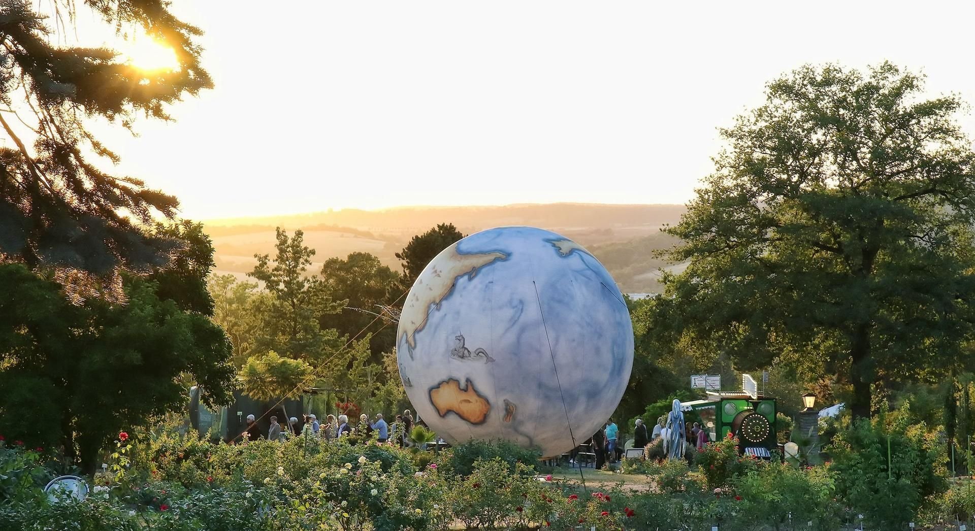 Ein herrlicher Sonnenuntergang ließ 2018 den Garten in einem tollen Licht erstrahlen.