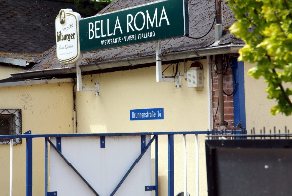 Direkt am Restaurant „Bella Roma“ steht die korrekte Adresse weiß auf blau: Brunnenstraße 14.