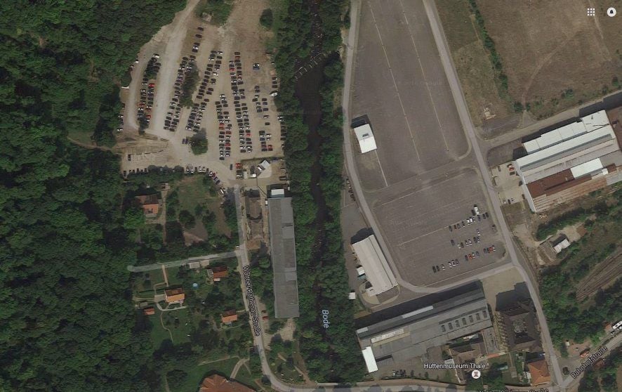 Der bisherige Parkplatz der Seilbahnen Thale (links) kann nicht mehr genutzt werden. Autos könne nun im hinteren Bereich (rechts) auf dem benachbarten Areal des ehemaligen Eisenhüttenwerks in der Parkstraße 1 abgestellt werden.