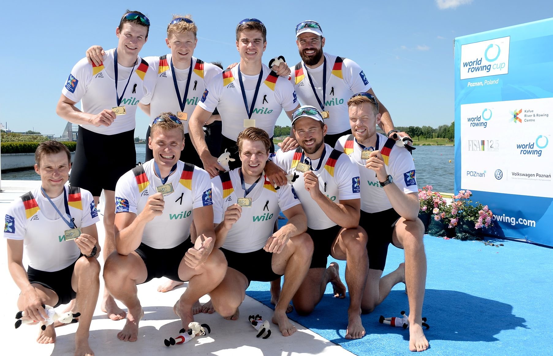 Die Ruderer des Deutschland-Achters mit Steuermann nach ihrem Weltcupsieg 2017 in Poznan (Polen), hinten rechts steht der Bernburger Max Planer.
