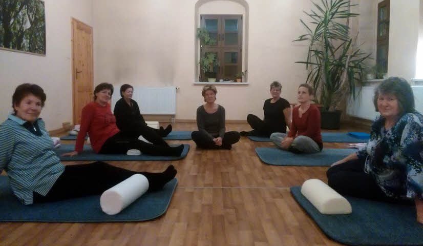 Bisher sind nur Frauen zu dem Kurs mit Gudrun Thieme (Mitte) gekommen. Dabei ist er durchaus auch etwas für Männer.