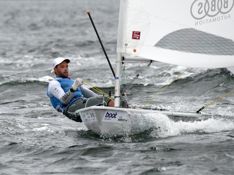 Im Medaillenfinale der besten Zehn holt Lasersegler Philipp Buhl Bronze. Foto: Carsten Rehder