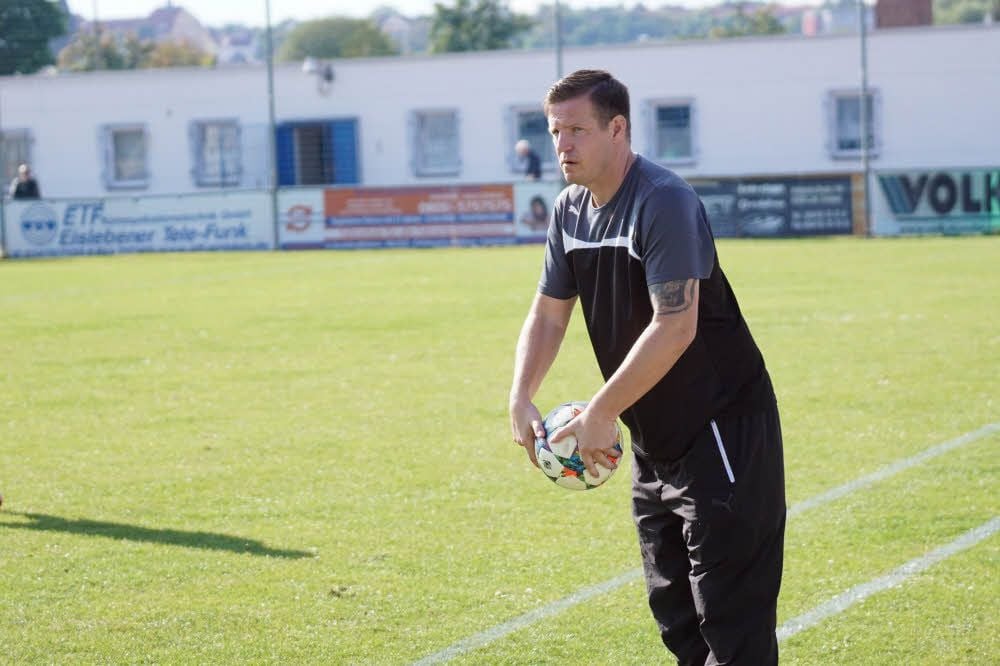 Dirk Pfeiffer gibt nach seinem überraschenden Rücktritt als Trainer den Ball weiter beim MSV Eisleben.