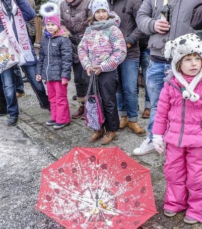 Das sieht ja schon fast wie in Köln aus: Umgedrehte Regenschirme dienen als Bonbon-Fang.
