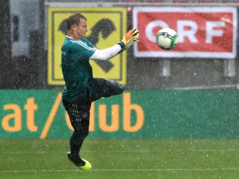 Manuel Neuer wärmt sich im Starkregen in Klagenfurt für den WM-Test gegen Österreich auf. Foto: Ronald Zak