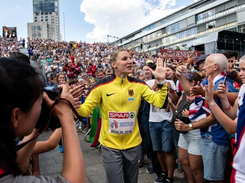 Siebenkämpferin Carolin Schäfer wird auf dem Weg zur Siegerehrung am Breitscheidplatz von den Zuschauern gefeiert. Foto: Bernd Thissen
