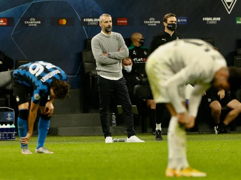 Ein Punkt im Stadion Giuseppe Meazza: Mönchengladbachs Trainer Marco Rose (2.v.r) ist zufrieden. Foto: Cezaro de Luca/dpa