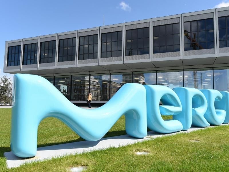 Der Schriftzug des Pharma- und Chemiekonzerns Merck KGaA steht vor dem Innovationszentrum des Unternehmens. Foto: Arne Dedert/Archiv