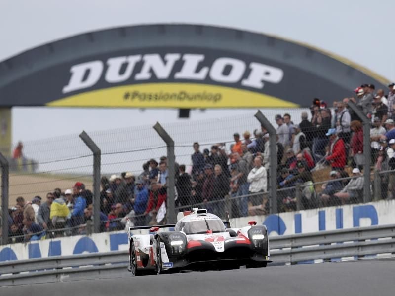 Rennfahrer Mike Conway aus Großbritannien vom Toyota Gazoo Racing Team in Aktion. Foto: David Vincent/AP/dpa