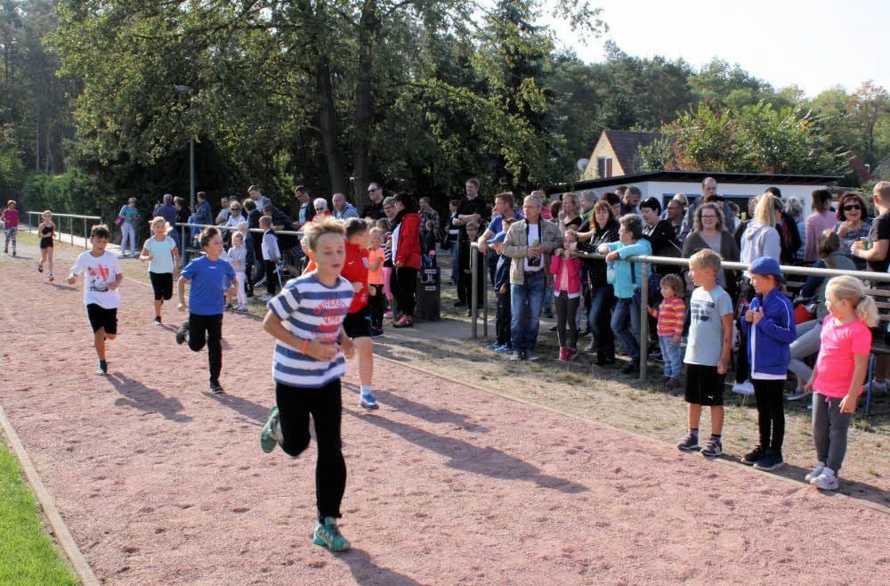 Die Schüler der Kliekener Einsteingrundschule liefen für einen coolen Sportplatz .