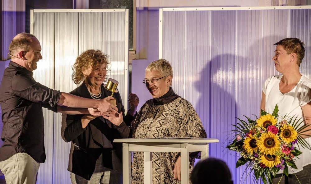 Von Stefan Schneegaß und Urte Blankenstein erhält Clara Widmer den Chapeau Clack. Rechts: Barbara Schüler