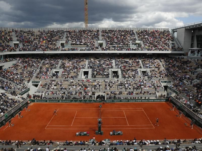Dunkle Wolken ziehen während des Damen-Finales über den Center Court. Foto: Pavel Golovkin/AP