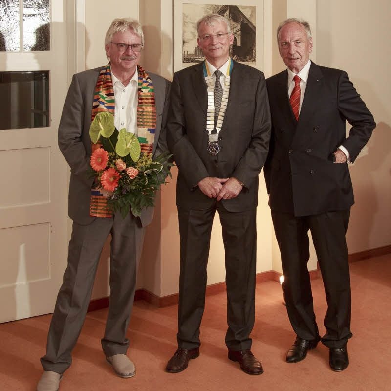 Andreas Koch (von links) hat die Präsidentschaft an Ralf Schumann übergeben. Quedlinburgs Ehrenbürger Jürgen Weitkamp, selbst Rotarier im nordrhein-westfälischen Lübbecke, gratulierte.