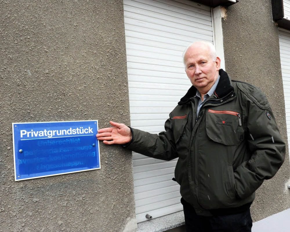 Lothar Wicht musste einen Teil der Schilder an seinem Haus überpinseln.