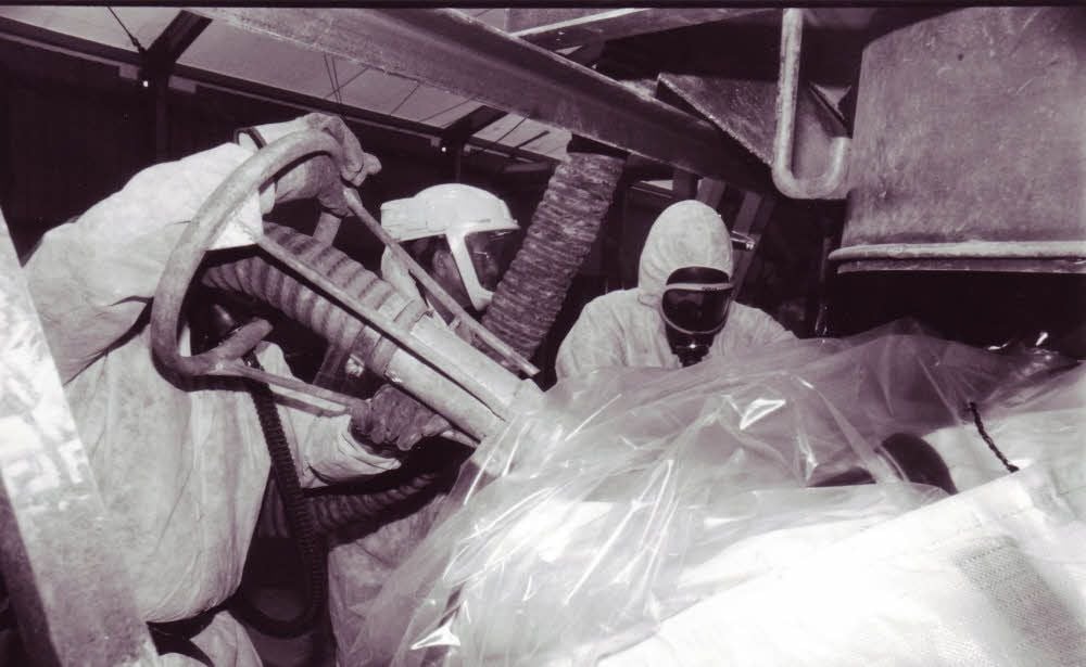 Mitarbeiter einer Erfurter Firma verpacken in Spezialanzügen die hochgiftigen Löserückstände in Bigbags, die danach eingelagert werden.