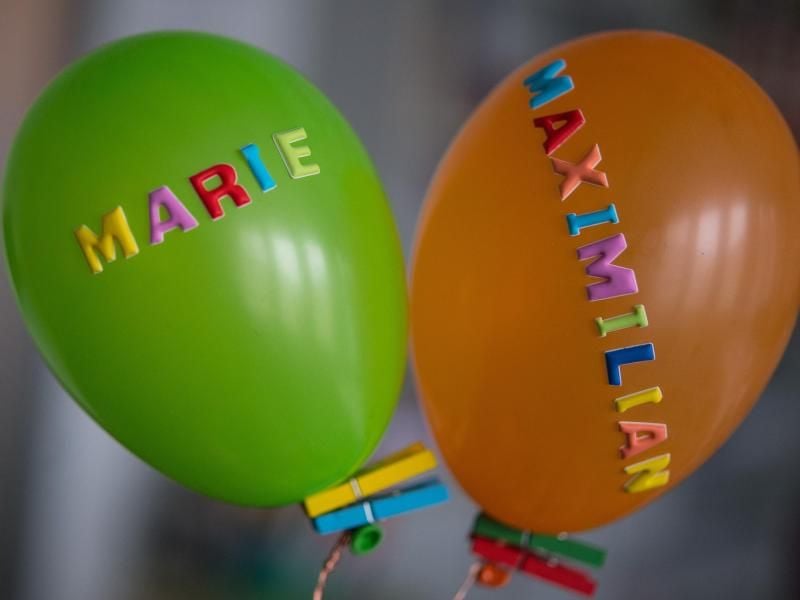 Luftballons mit beliebten Babynamen. Foto: Monika Skolimowska/Archivbild
