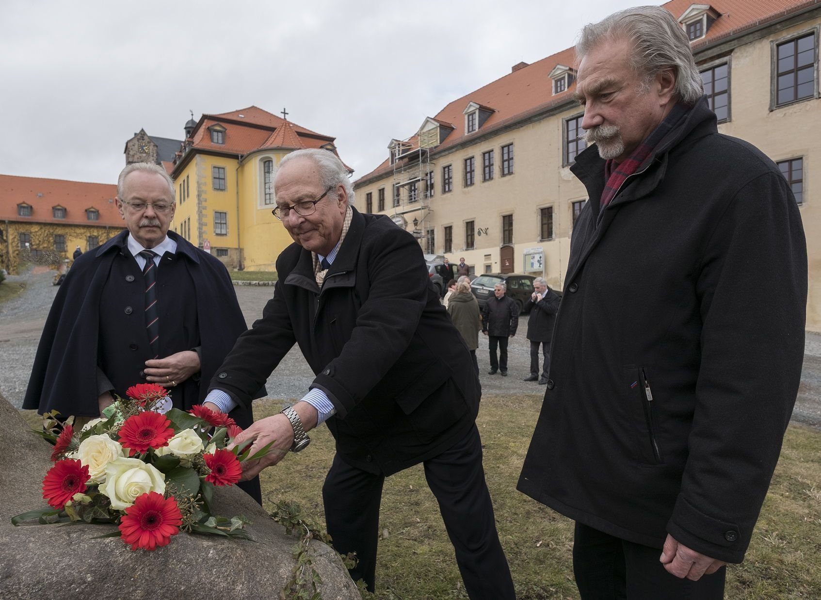 Eduard Prinz von Anhalt legt am Gedenkstein seines Vaters Joachim Ernst ein Blumengesteck nieder.