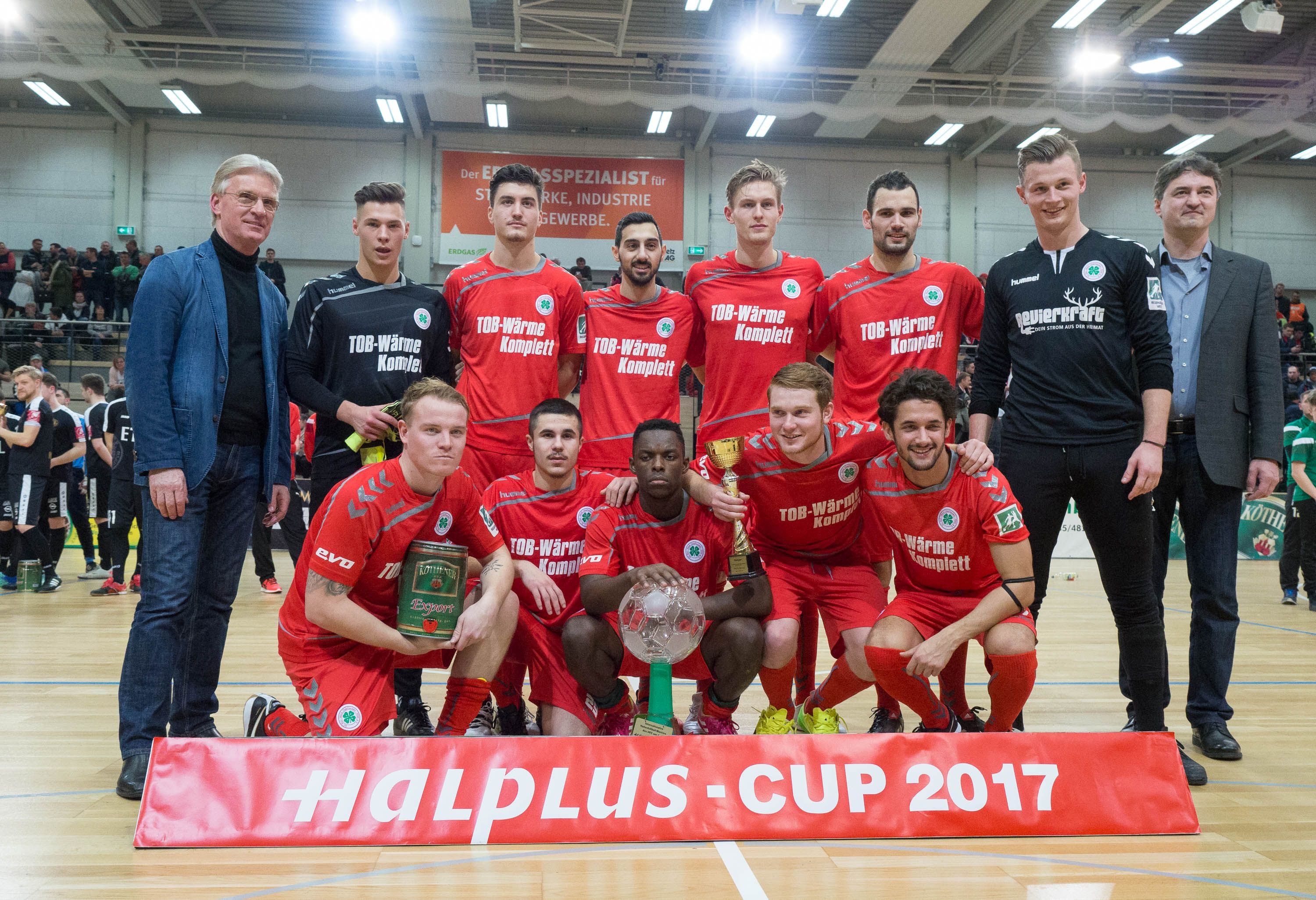 Siegerfoto des Pokalsiegers SC Rot-Weiß Oberhausen beim Hallenfußballturnier um den Halplus-Cup in der Erdgas Sportarena in Halle-Neustadt.