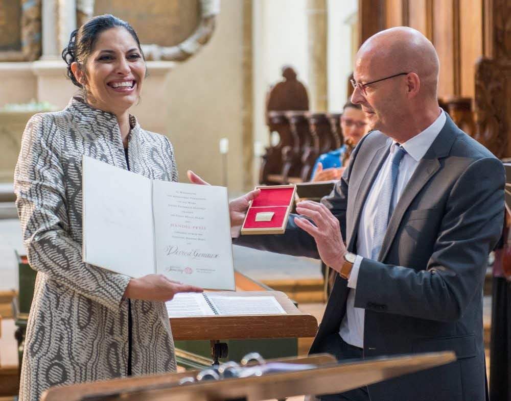 Halles Oberbürgermeister Bernd Wiegand überreicht den Händel-Preis an Vivica Genaux.