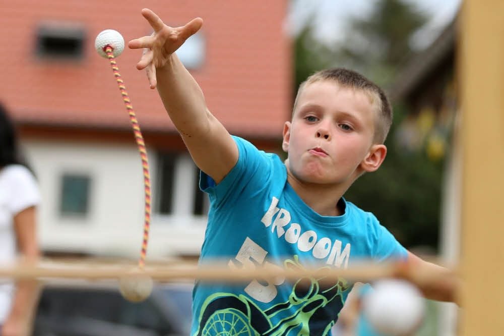 Mit Schwung wirft Finn das Spielgerät beim Stangengolf.