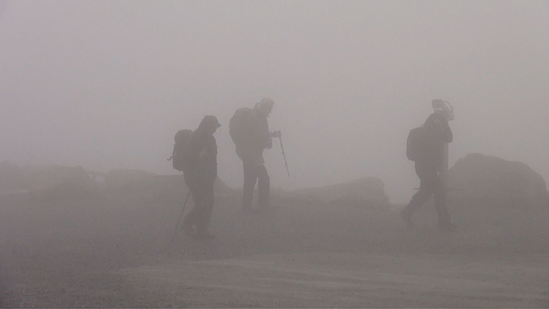 Auf dem Brocken bläst es gewaltig, wie schon am Anfang des Monats. Doch sind derzeit keine Wanderer oder Gäste unterwegs oder sitzen fest.