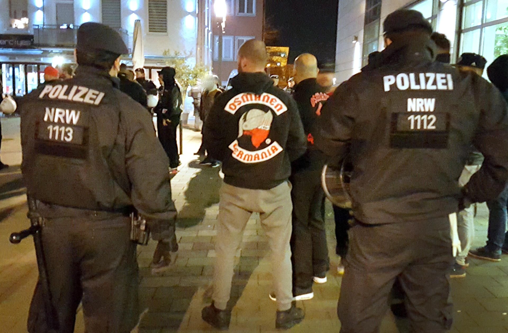 Polizeibeamte beobachten ein Treffen der Rockergruppe „Osmanen Germania“ (Symbolbild).