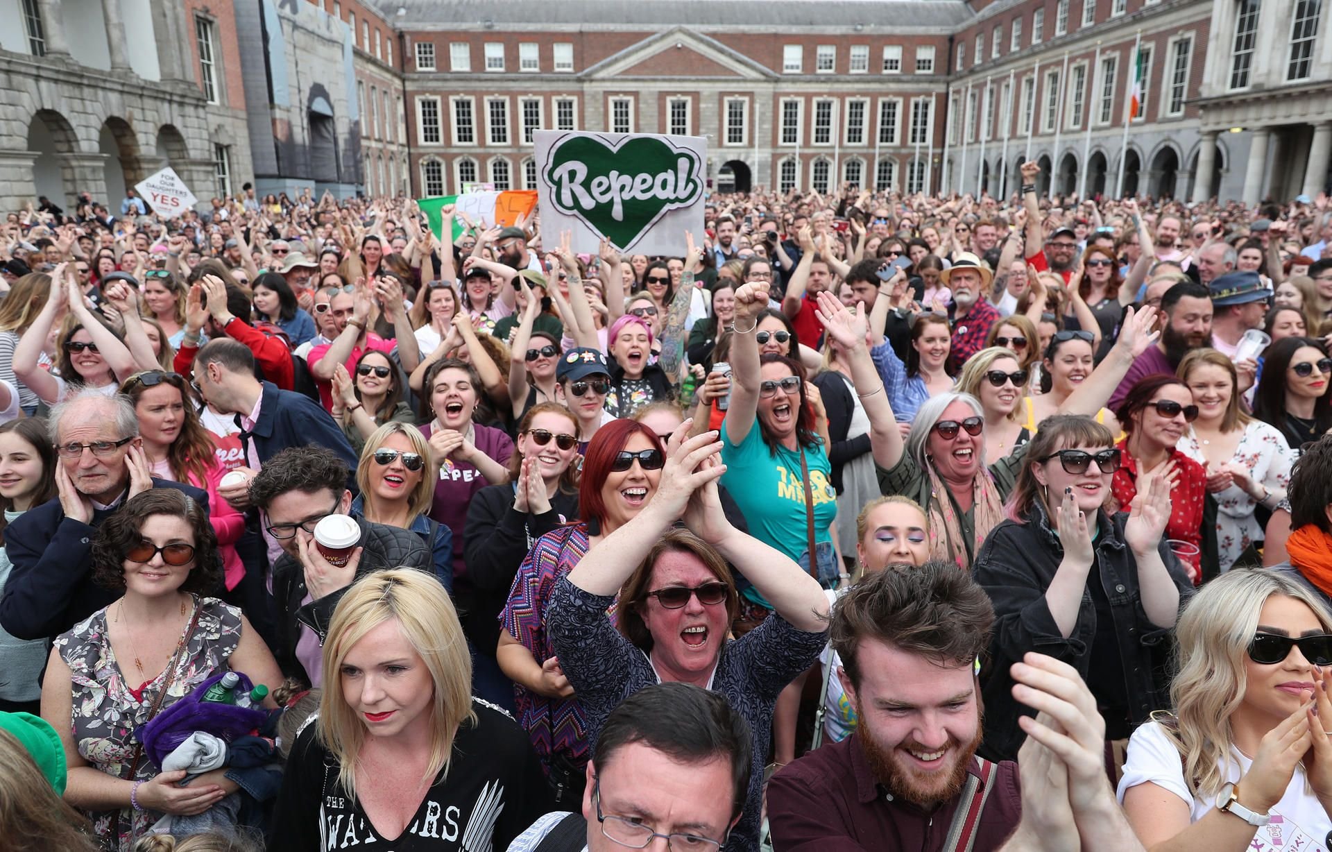 Irland, Dublin: Viele Menschen haben sich vor dem Dublin Castle versammelt, um die Ergebnisse des Referendums zu erwarten.