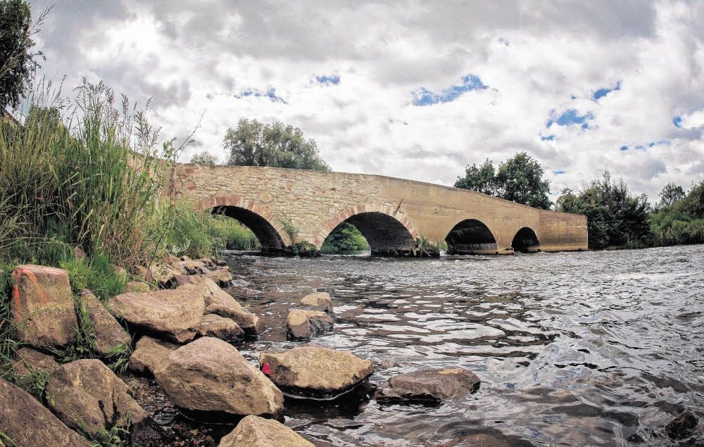 Die Schafbrücke überspannt die Weiße Elster