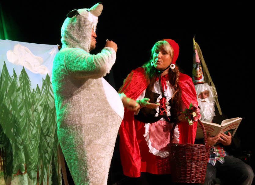 Was ist wirklich im Wald geschehen, als Rotkäppchen die Oma besuchte? Die Laienspielgruppe „TutNichtGut“ aus Gorsdorf-Hemsendorf hat es erkundet.