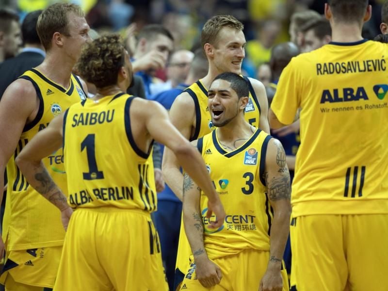 Albas Peyton Siva (M) und seine Mitspieler jubeln nach Spielende über das Weiterkommen gegen Oldenburg. Foto: Soeren Stache