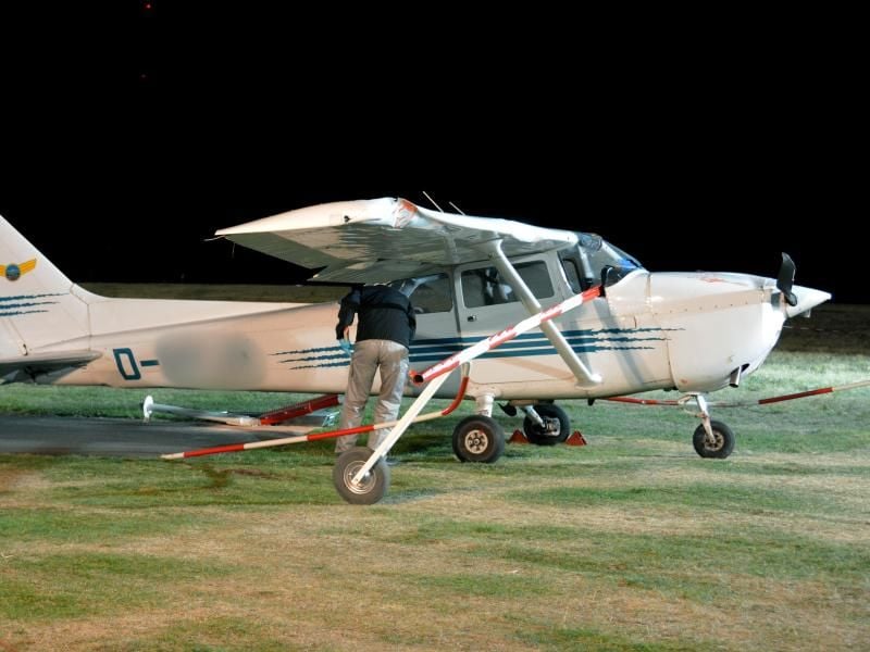 Nach einem Flugunfall steht ein Sportflugzeug auf dem Flugplatz auf Hessens höchstem Berg, der Wasserkuppe. Foto: Jörn Perske