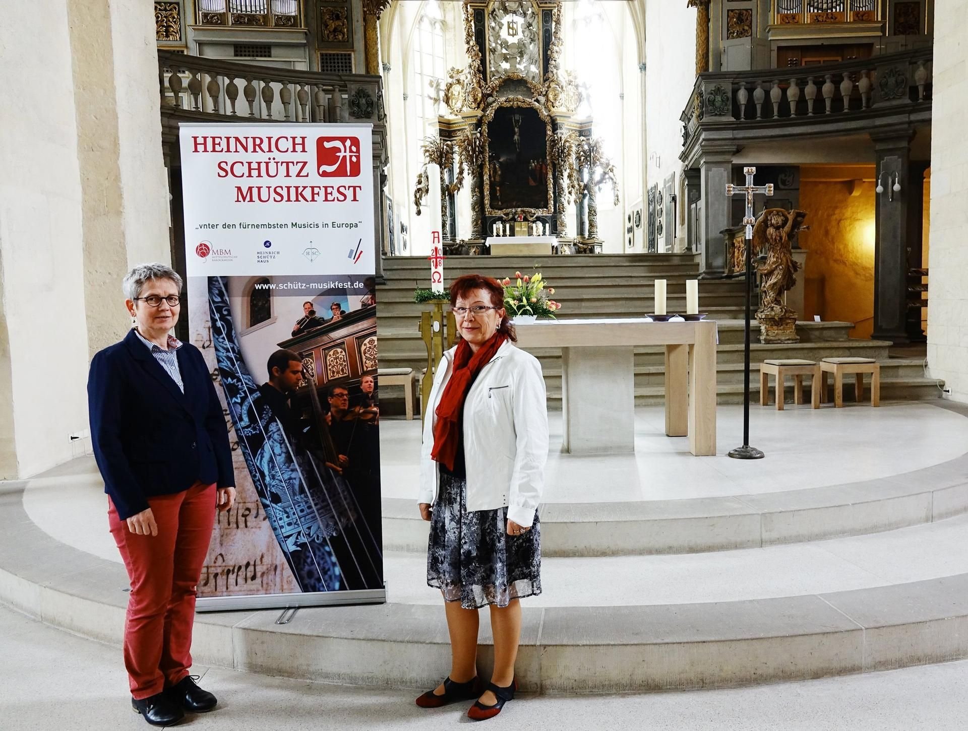 Intendantin Christina Siegfried (li.) trifft Gudrun Hartmann, Vorsitzendes des Euleorgel-Vereines (rechts) im Zeitzer Dom. Siegfried präsentierte die Heinrich-Schütz-Musiktage auch in Weißenfels vor.