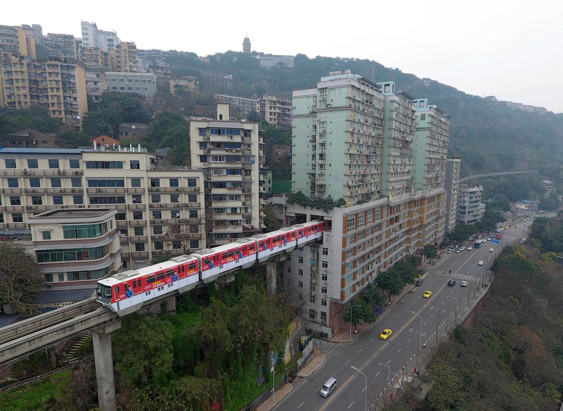 In der chinesischen Metropole Chongqing fährt die Bahn direkt durch ein 19-stöckiges Wohnhaus.