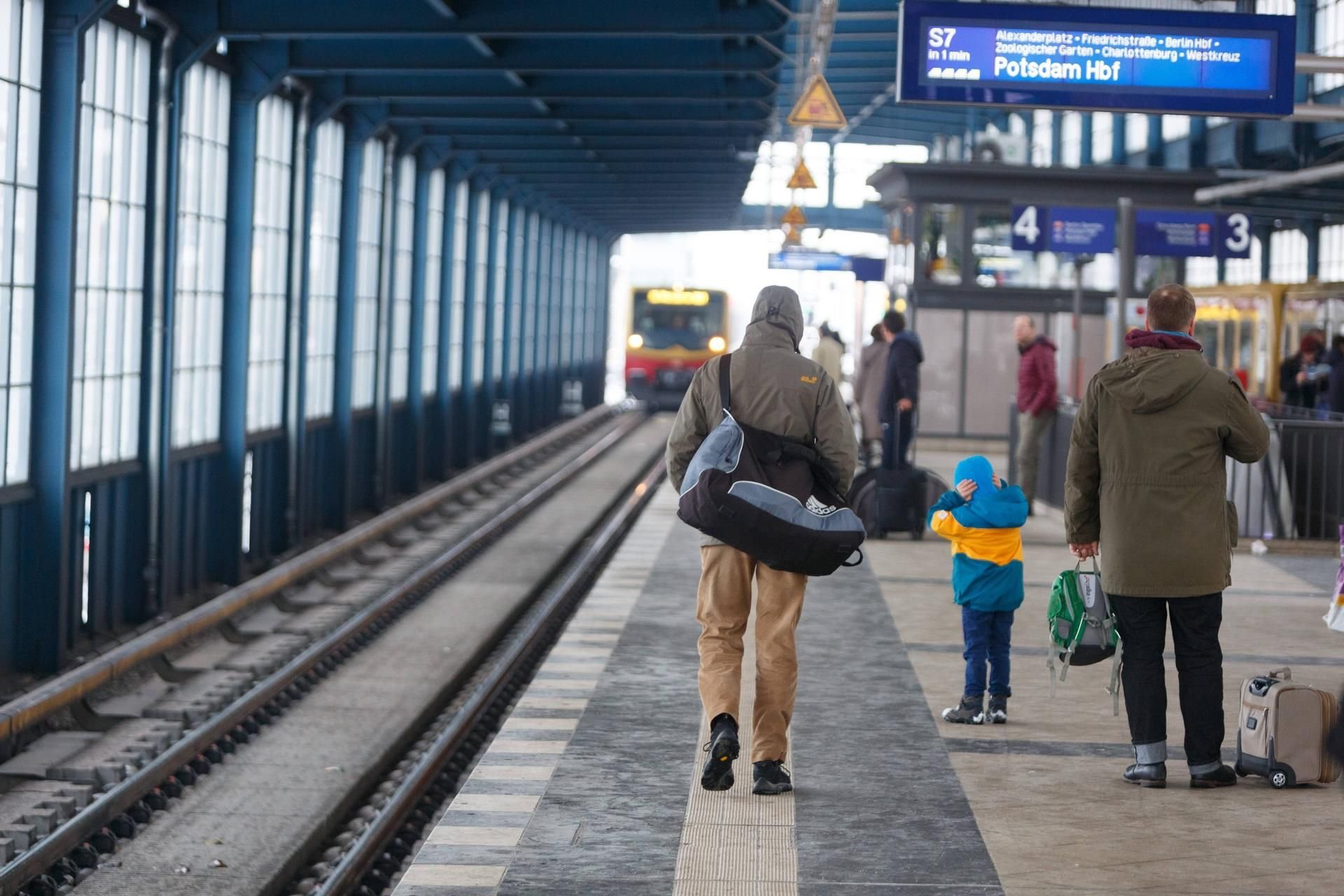 Zwischen Bahnsteigkante Und Zug Geraten: Zwischen Bahnsteigkante Und ...