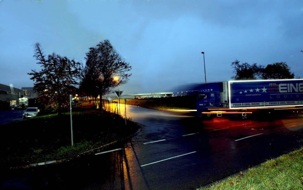 Bis zu 800 Lkw passieren täglich die Straße zum Gewerbegebiet Sachsen-Anhalt Süd. Die meisten wollen die Firma Kaufland erreichen.