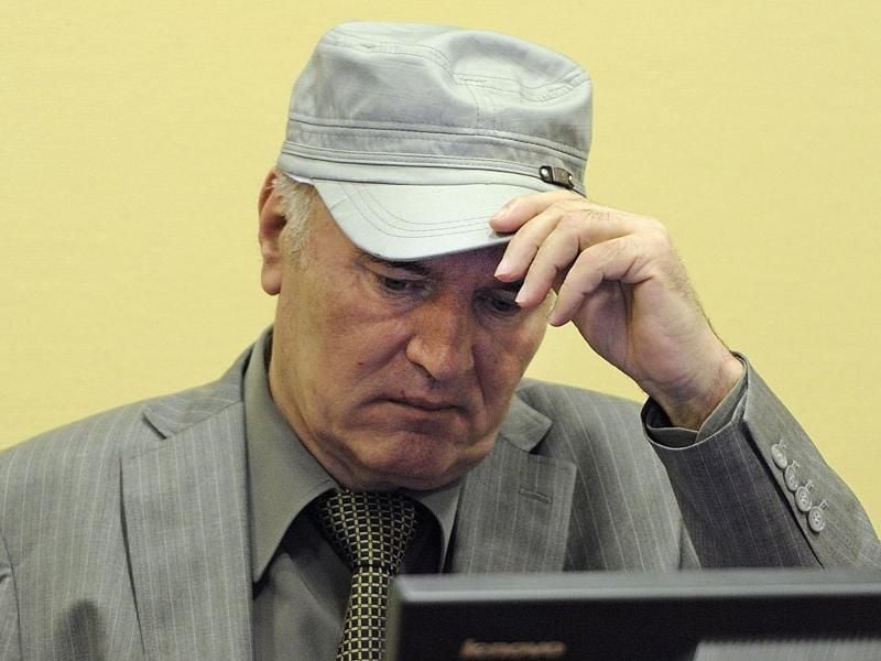 Der ehemalige serbische General Ratko Mladic sitzt im Juni 2011 auf der Anklagebank des UN-Kriegsverbrechertribunals in Den Haag. Foto: Martin Meissner/ANP/AP POOL/EPA FILE/dpa