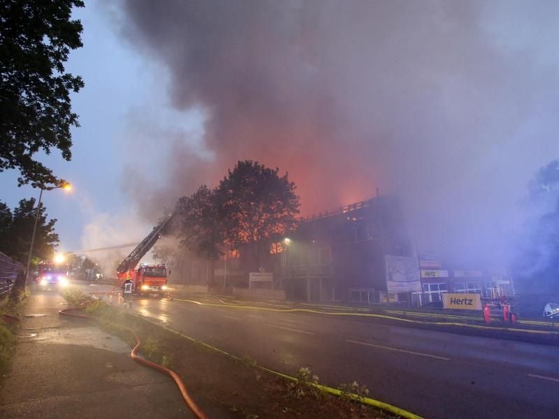 Feuerwehrleute bekämpfen einen Großbrand in Wedel. Foto: Bodo Marks