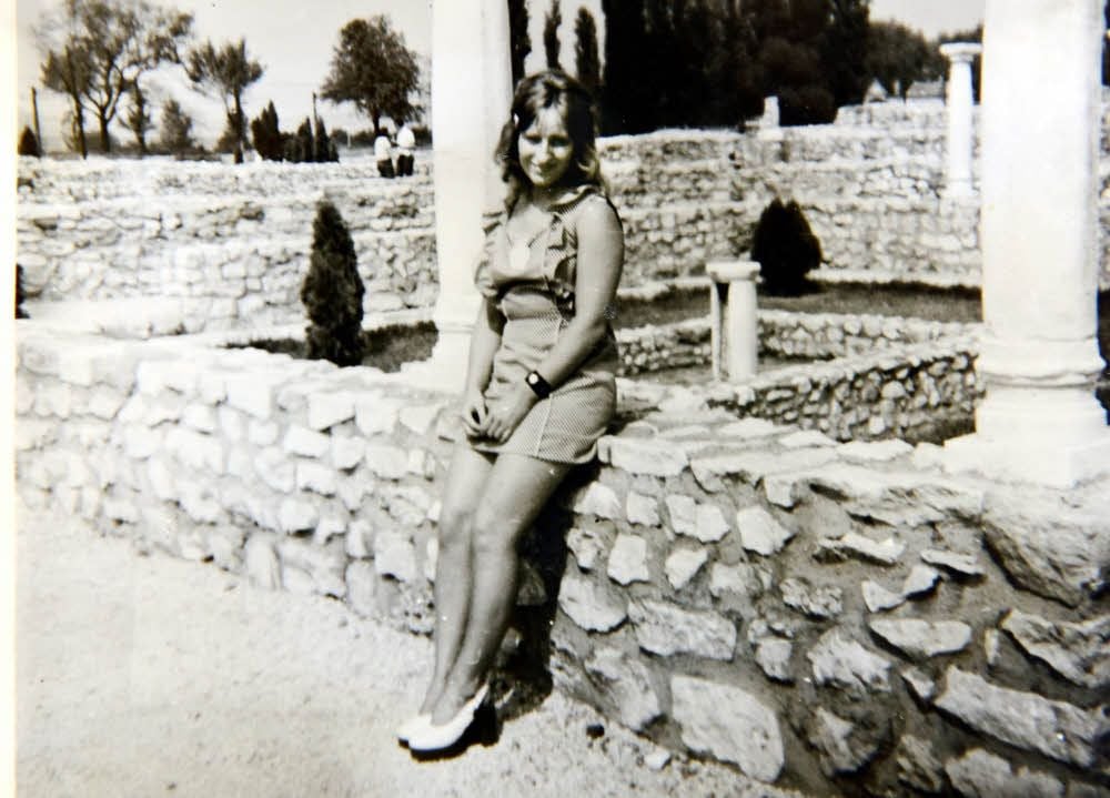 Um mit italienischen Plateau-Sandalen in den Urlaub fahren zu können, hat sich Maria Hahn Geld in den Ferien mit Zeitungsaustragen verdient.