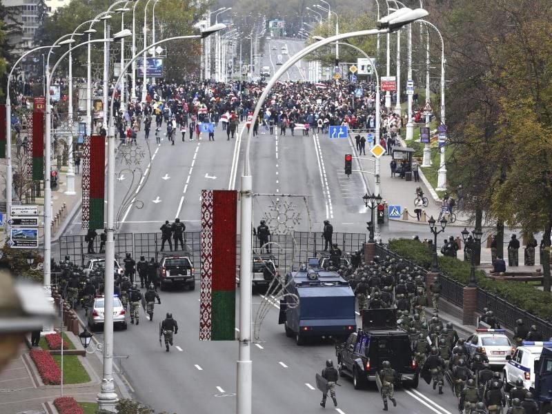 Die Polizei blockiert in Minsk eine Straße während der Oppositionskundgebung. Foto: -/AP/dpa